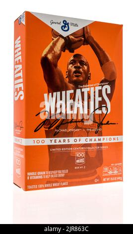 Winneconne, WI -1 mai 2022: Un paquet de General Mills Wheaties mettant en vedette Michael Jordan sur un fond isolé Banque D'Images