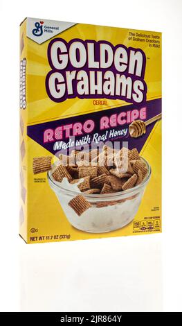 Winneconne, WI -1 Mai 2022: Un paquet General Mills Golden grahams recette rétro faite avec de vraies céréales au miel sur un fond isolé Banque D'Images