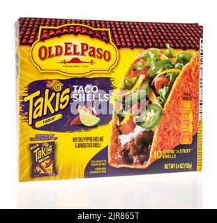 Winneconne, WISCONSIN - 6 juin 2022 : un paquet de vieux coquillages de tacos d'el paso takis aromatisé sur un fond isolé. Banque D'Images