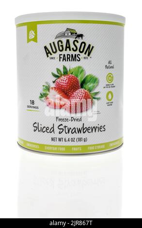 Winneconne, WISCONSIN - 23 juillet 2022 : un paquet de fermes d'Augason congelent des fraises en tranches séchées sur un fond isolé. Banque D'Images