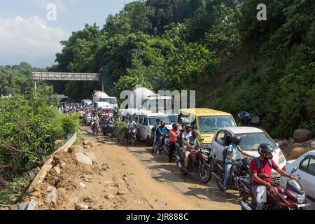 Dharamshala, Inde. 22nd août 2022. Long que aux vélos, voitures et autres véhicules lourds que la route fermée en raison de glissement de terrain à Kuthman sur l'autoroute nationale Pathankot-Mandi, près de Gaggal, à 15 km de Dharamshala lundi. Il y avait 5 km de long de confiture des deux côtés de la zone de glissement de terrain. (Photo de Shailesh Bhatnagar/Pacific Press) Credit: Pacific Press Media production Corp./Alay Live News Banque D'Images