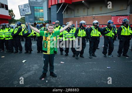 Manchester, Royaume-Uni. 22nd août 2022. Les mouvements des fans de Manchester United à l'extérieur d'Old Trafford avant leur match contre Liverpool. Les protestations se poursuivent contre la propriété du club par les Glazers. (Photo par Andy Barton/SOPA Images/Sipa USA) crédit: SIPA USA/Alay Live News Banque D'Images