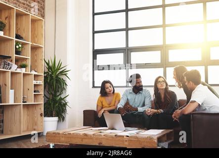 Génération d'idées. Groupe de jeunes designers ayant une réunion dans un bureau moderne. Banque D'Images