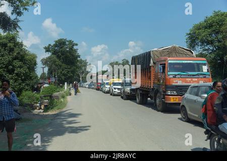 Dharamshala, Himachal Pradesh, Inde. 22nd août 2022. Long que aux voitures et autres véhicules lourds que la route fermée en raison de glissement de terrain à Kuthman sur l'autoroute nationale Pathankot-Mandi, près de Gaggal, à 15 km de Dharamshala lundi. Il y avait 5 km de long de confiture des deux côtés de la zone de glissement de terrain. (Credit image: © Shailesh Bhatnagar/Pacific Press via ZUMA Press Wire) Banque D'Images