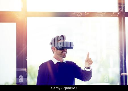 Transporter ses idées à travers une toute nouvelle dimension. Prise de vue en exposition multiple d'un homme d'affaires portant un casque VR superposé à la circulation urbaine. Banque D'Images