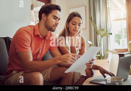 Anxiété, dette et stress avec un couple payant des factures sur un ordinateur portable, vérifier leur budget et les économies. Un jeune mari et une jeune femme ont l'air inquiets Banque D'Images