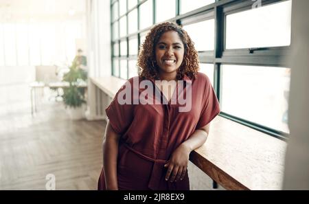 En charge de mon propre succès. Portrait d'une jeune femme d'affaires confiante travaillant dans un bureau moderne. Banque D'Images