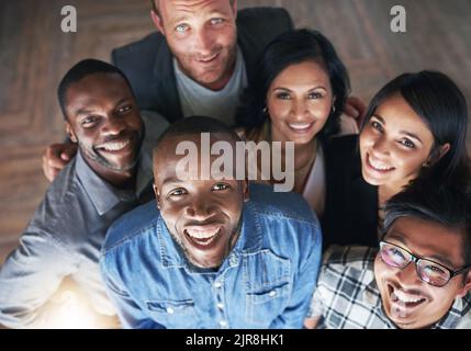 Les espoirs sont élevés pour leur entreprise. Portrait en grand angle d'un groupe confiant de collègues créatifs se posant ensemble dans leur bureau. Banque D'Images