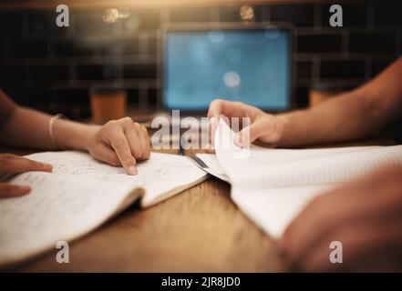 Deux étudiants méconnaissables ont eu une session d'étude à une table dans un café. Banque D'Images