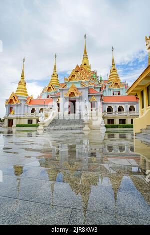 Paysage de la célèbre stupa appelé Phra Mahathe Chedi Phakdee Prakat, la grande pagode de style Rattanakosin dans la province de Prachuap Khiri Khan, Thaïlande. Banque D'Images