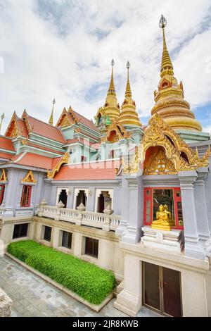 Paysage de la célèbre stupa appelé Phra Mahathe Chedi Phakdee Prakat, la grande pagode de style Rattanakosin dans la province de Prachuap Khiri Khan, Thaïlande. Banque D'Images