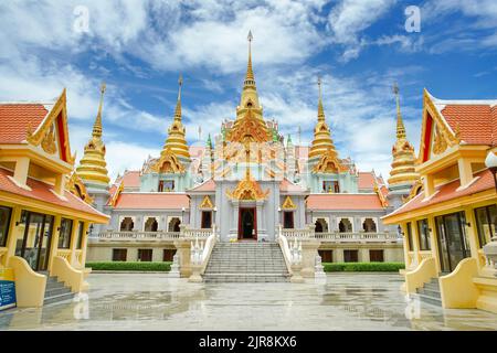 Paysage de la célèbre stupa appelé Phra Mahathe Chedi Phakdee Prakat, la grande pagode de style Rattanakosin dans la province de Prachuap Khiri Khan, Thaïlande. Banque D'Images