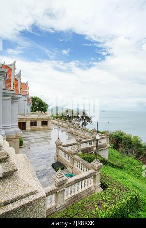 Paysage de la célèbre stupa appelé Phra Mahathe Chedi Phakdee Prakat, la grande pagode de style Rattanakosin dans la province de Prachuap Khiri Khan, Thaïlande. Banque D'Images