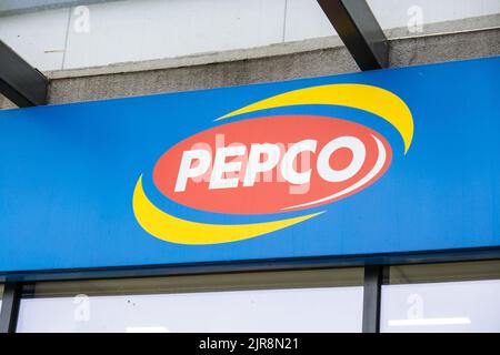 Gdansk Pologne Mai 2022 Pepco nom de magasin bon marché avec des articles de maison. Signe Pepco Pepco est un magasin de mode européen avec des vêtements pour toute la famille. Panneau de signalisation de la société le Groupe Pepco compte plus de 3 000 magasins en Europe. Banque D'Images