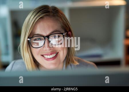 Je respecte toujours mes délais. Portrait court d'une femme d'affaires travaillant tard dans la nuit dans son bureau. Banque D'Images