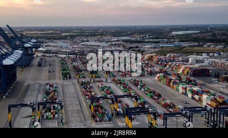 Vue aérienne du port de Felixstowe dans le Suffolk pendant la grève Banque D'Images