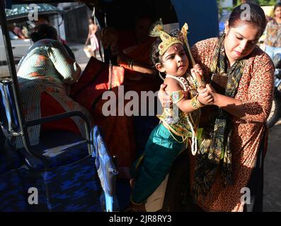 Des enfants habillés comme Lord Krishna participent à un concours de tenues lors des célébrations pour marquer le Janmashtami, 'occasion de naissance de Lord Krishna', un festival hindou au temple Sri Krishna d'Agartala. Tripura, Inde. Banque D'Images