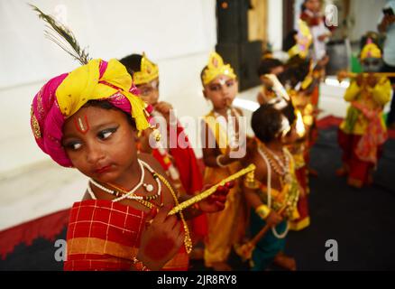 Des enfants habillés comme Lord Krishna participent à un concours de tenues lors des célébrations pour marquer le Janmashtami, 'occasion de naissance de Lord Krishna', un festival hindou au temple Sri Krishna d'Agartala. Tripura, Inde. Banque D'Images