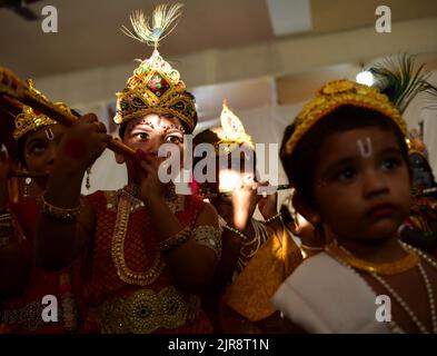 Des enfants habillés comme Lord Krishna participent à un concours de tenues lors des célébrations pour marquer le Janmashtami, 'occasion de naissance de Lord Krishna', un festival hindou au temple Sri Krishna d'Agartala. Tripura, Inde. Banque D'Images