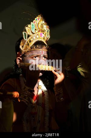 Des enfants habillés comme Lord Krishna participent à un concours de tenues lors des célébrations pour marquer le Janmashtami, 'occasion de naissance de Lord Krishna', un festival hindou au temple Sri Krishna d'Agartala. Tripura, Inde. Banque D'Images