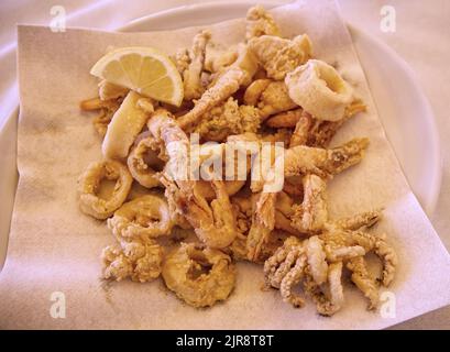 Plat traditionnel italien: Frittura di pesce mista ou Fritto di pesce misto. Mélange de fruits de mer locaux frits. Riviera Romagnola, Italie Banque D'Images