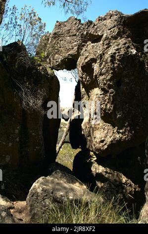 Ce n'est pas le rocher suspendu qui a donné son nom au Rock suspendu (Mont Diogenes). Il reste de la lave à partir de la dernière éruption d'un volcan éteint. Banque D'Images