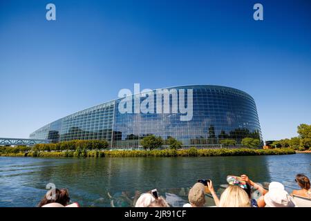 visite touristique en bateau sur Ill au Parlement européen à Strasbourg Banque D'Images