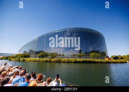 visite touristique en bateau sur Ill au Parlement européen à Strasbourg Banque D'Images