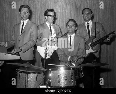 Photo du dossier datée du 22/6/1964 du groupe de soutien de Buddy Holly, The Crickets in London, (de gauche à droite) Glen Dee Hardin; Buzz Cason; Jerry Allison et Sonny Curtis. Allison, qui a joué aux côtés de Buddy Holly dans le groupe de rock américain The Crickets, est mort. Le batteur, qui est crédité de la co-écriture de hits, y compris que sera le jour et Peggy Sue, est décédé lundi à l'âge de 82 ans. Date de publication : mardi 23 août 2022. Banque D'Images