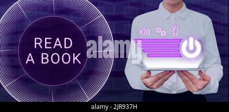 Légende conceptuelle Lire Un livre. Mot pour apprécier littérature traditionnelle activité apprendre de nouvelles choses femme tenant la tablette Affichage numérique S et partage Banque D'Images