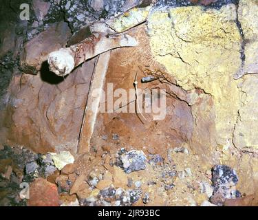 A740173 U12E SCEMS RECOVERY GULICK (INGÉNIEUR DE PROJET) MAR 27 74EG&G/NTS PHOTO LAB DATE DE PUBLICATION : 3/27/1974 CAVERNS; CAVES; EDGERTON, GERMESHAUSEN & GRIER; EG&G; EXPLOSIONS, NUCLÉAIRES; TROUS; NEVADA; SITE D'ESSAI DU NEVADA; NTS; TECHNOLOGIE DE L'ÉNERGIE NUCLÉAIRE; ESSAIS NUCLÉAIRES; COUCHES DE ROCHES; SCEMS; RÉCUPÉRATION DU SCEMS; SOLS; SITES D'ESSAI; TUNNELS; UGT; IMAGES historiques DE TESTS SOUTERRAINS. 1972 - 2012. Département de l'énergie. Administration nationale de la sécurité nucléaire. Photographies relatives aux essais d'armes nucléaires au site d'essai du Nevada. Banque D'Images