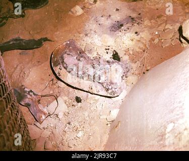 A740175 U12E SCEMS RECOVERY GULICK (INGÉNIEUR DE PROJET) MAR 27 74EG&G/NTS PHOTO LAB DATE DE PUBLICATION: 3/27/1974 CAVERNS; GROTTES; FALAISES; EDGERTON, GERMESHAUSEN & GRIER; EG&G ; EXPLOSIONS, NUCLÉAIRES ; CLÔTURES ; NEVADA ; SITE D'ESSAI DU NEVADA; NTS; TECHNOLOGIE DE L'ÉNERGIE NUCLÉAIRE; ESSAIS NUCLÉAIRES; COUCHES DE ROCHES; SCEMS; RÉCUPÉRATION SCEMS; SOLS; SITES D'ESSAI; TUNNELS; UGT; UNDERGROUND; UNDERGROUND TESTS images historiques. 1972 - 2012. Département de l'énergie. Administration nationale de la sécurité nucléaire. Photographies relatives aux essais d'armes nucléaires au site d'essai du Nevada. Banque D'Images