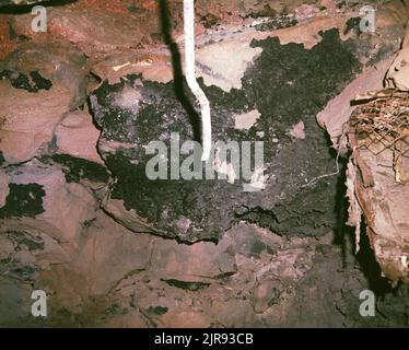 A740177 U12E SCEMS RECOVERY GULICK (INGÉNIEUR DE PROJET) MAR 27 74EG&G/NTS PHOTO LAB DATE DE PUBLICATION : 3/27/1974 CAVERNS; CAVES; EDGERTON, GERMESHAUSEN & GRIER; EG&G; EXPLOSIONS NUCLÉAIRES ; NEVADA ; SITE D'ESSAI DU NEVADA ; NTS ; TECHNOLOGIE DE L'ÉNERGIE NUCLÉAIRE; ESSAIS NUCLÉAIRES; COUCHES DE ROCHES; CORDES; SCEMS; RÉCUPÉRATION DU SCEMS; SOLS; SITES D'ESSAI; TUNNELS; UGT; IMAGES historiques DE TESTS SOUTERRAINS. 1972 - 2012. Département de l'énergie. Administration nationale de la sécurité nucléaire. Photographies relatives aux essais d'armes nucléaires au site d'essai du Nevada. Banque D'Images