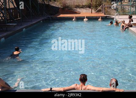 12 août 2022, Belgique, Brüssel: Baigneurs dans la piscine en plein air 'Flow', la seule piscine en plein air de Bruxelles. Nager dans une piscine en plein air est un atout culturel pour les Allemands. Dans la capitale belge de Bruxelles, cependant, il est presque impossible de nager dans l'air frais. Un Allemand veut changer cela (à dpa, "presque aucun refroidissement en vue: La capitale européenne a un problème de piscine extérieure"). Photo: Michel Winde/dpa Banque D'Images