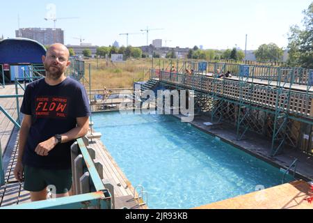 12 août 2022, Belgique, Brüssel: Paul Steinbrück de l'association 'Pool is cool', qui a initié et gère la piscine extérieure 'Flow'. Le 'Flow' est la seule piscine extérieure de Bruxelles. Nager dans une piscine en plein air est un atout culturel pour les Allemands. Dans la capitale belge de Bruxelles, cependant, il est presque impossible de nager dans l'air frais. Un Allemand veut changer cela (à dpa, "presque aucun refroidissement en vue: La capitale européenne a un problème de piscine extérieure"). Photo: Michel Winde/dpa Banque D'Images
