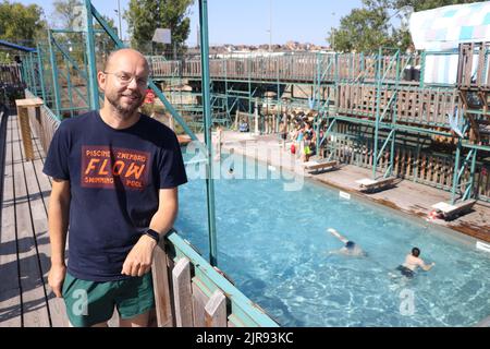 12 août 2022, Belgique, Brüssel: Paul Steinbrück de l'association 'Pool is cool', qui a initié et gère la piscine extérieure 'Flow'. Le 'Flow' est la seule piscine extérieure de Bruxelles. Nager dans une piscine en plein air est un atout culturel pour les Allemands. Dans la capitale belge de Bruxelles, cependant, il est presque impossible de nager dans l'air frais. Un Allemand veut changer cela (à dpa, "presque aucun refroidissement en vue: La capitale européenne a un problème de piscine extérieure"). Photo: Michel Winde/dpa Banque D'Images