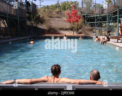 12 août 2022, Belgique, Brüssel: Baigneurs dans la piscine en plein air 'Flow', la seule piscine en plein air de Bruxelles. Nager dans une piscine en plein air est un atout culturel pour les Allemands. Dans la capitale belge de Bruxelles, cependant, il est presque impossible de nager dans l'air frais. Un Allemand veut changer cela (à dpa, "presque aucun refroidissement en vue: La capitale européenne a un problème de piscine extérieure"). Photo: Michel Winde/dpa Banque D'Images