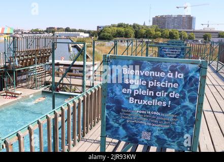 12 août 2022, Belgique, Brüssel: Une pancarte portant l'inscription française "Bienvenue à la seule piscine en plein air de Bruxelles" se dresse sur une terrasse de la piscine en plein air. Nager dans une piscine en plein air est un atout culturel pour les Allemands. Dans la capitale belge de Bruxelles, cependant, il est presque impossible de nager dans l'air frais. Un Allemand veut changer cela (à dpa, "presque aucun refroidissement en vue: La capitale européenne a un problème de piscine extérieure"). Photo: Michel Winde/dpa Banque D'Images