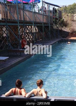 12 août 2022, Belgique, Brüssel: Baigneurs dans la piscine en plein air 'Flow', la seule piscine en plein air de Bruxelles. Nager dans une piscine en plein air est un atout culturel pour les Allemands. Dans la capitale belge de Bruxelles, cependant, il est presque impossible de nager dans l'air frais. Un Allemand veut changer cela (à dpa, "presque aucun refroidissement en vue: La capitale européenne a un problème de piscine extérieure"). Photo: Michel Winde/dpa Banque D'Images