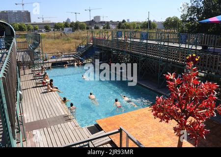 12 août 2022, Belgique, Brüssel: Baigneurs dans la piscine en plein air 'Flow', la seule piscine en plein air de Bruxelles. Nager dans une piscine en plein air est un atout culturel pour les Allemands. Dans la capitale belge de Bruxelles, cependant, il est presque impossible de nager dans l'air frais. Un Allemand veut changer cela (à dpa, "presque aucun refroidissement en vue: La capitale européenne a un problème de piscine extérieure"). Photo: Michel Winde/dpa Banque D'Images
