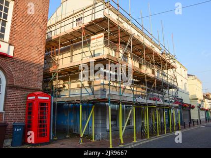 Holywell, Flintshire, Royaume-Uni: 14 août 2022: Locaux de magasin vides avec échafaudage érigés sur la High Street d'une petite ville marchande. Banque D'Images