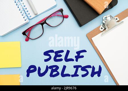 Affichage conceptuel Auto-publication. Internet concept publié travail indépendant et à ses frais Indie auteur flashy fournitures de bureau d'école, enseignement Banque D'Images