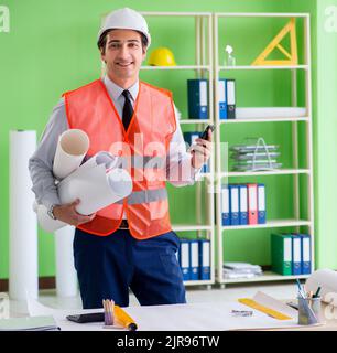 L'homme travaillant sur le projet de l'architecte Banque D'Images