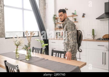 Un militaire qui dit au revoir à sa vie à la maison Banque D'Images