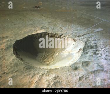 A720103 (information négative) BERLINE CRATER SHOT EDWARDS (ingénieur de projet) DEC 13 72 EG&G/NTS PHOTO LAB (information des essais nucléaires américains) TEST: SEDAN: Excavation Experiment Crater 1280ft. Diamètre, 320 ft. Deep Thermonuclear dispositif libération de radioactivité détectée hors site DATE: 07/26/62 LIEU: NTS TYPE: Cratère BUT: Plowshare Date de publication: 12/13/1972 CRATÈRES; DÉTECTION ; EDGERTON, GERMESHAUSEN & GRIER ; EG&G ; EXCAVATION ; ÉQUIPEMENT D'EXCAVATION ET DE DÉMOLITION ; EXPÉRIENCES ; NEVADA ; SITE D'ESSAI DU NEVADA ; NTS ; TECHNOLOGIE DE L'ÉNERGIE NUCLÉAIRE; EXPLOSIONS NUCLÉAIRES; ESSAIS NUCLÉAIRES; ESSAIS NUCLÉAIRES; PLOWSHA Banque D'Images