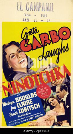 GRETA Garbo à Ninotchka (MGM, 1939). Carte fenêtre midget - Garbo rit ! Banque D'Images