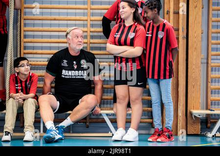 Johan Pehrson, chef du Parti libéral, jouant du handball avec des enfants lors d'une campagne électorale à Orebro, en Suède, au 22 août 2022, avant l'élection générale de 11 septembre en Suède. Photo: Pavel Koubek / TT / code 11380 Banque D'Images