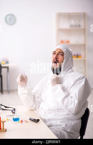 Jeune chimiste dans le concept de synthèse de médicaments Banque D'Images