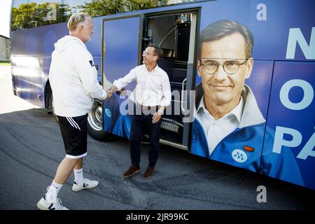 Johan Pehrson (à gauche), chef du Parti libéral, et Ulf Kristersson, chef du Parti modéré, et lors d'une campagne électorale conjointe à Orebro, Suède, 22 août 2022, avant l'élection générale de 11 septembre en Suède. Photo: Pavel Koubek / TT / code 11380 Banque D'Images