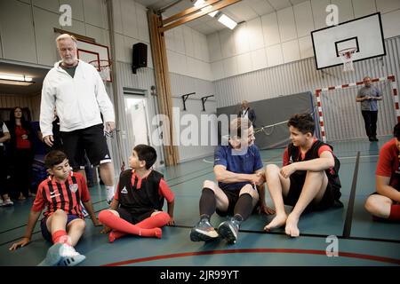 Johan Pehrson, chef du Parti libéral, jouant du handball avec des enfants lors d'une campagne électorale à Orebro, en Suède, au 22 août 2022, avant l'élection générale de 11 septembre en Suède. Photo: Pavel Koubek / TT / code 11380 Banque D'Images